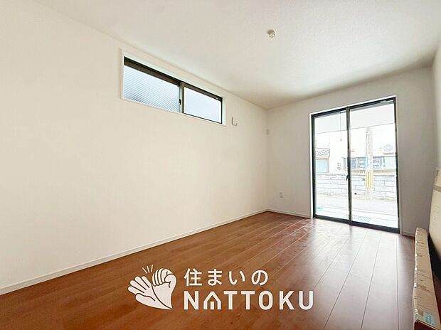 【現地写真(寝室)】木目の美しさを際立たせるシンプルデザインの建具を使用しています。