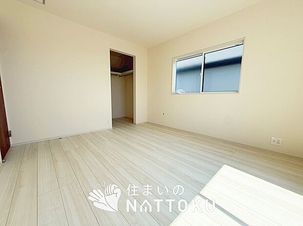 【現地写真(洋室)】木目の美しさを際立たせるシンプルデザインの建具を使用しています。
