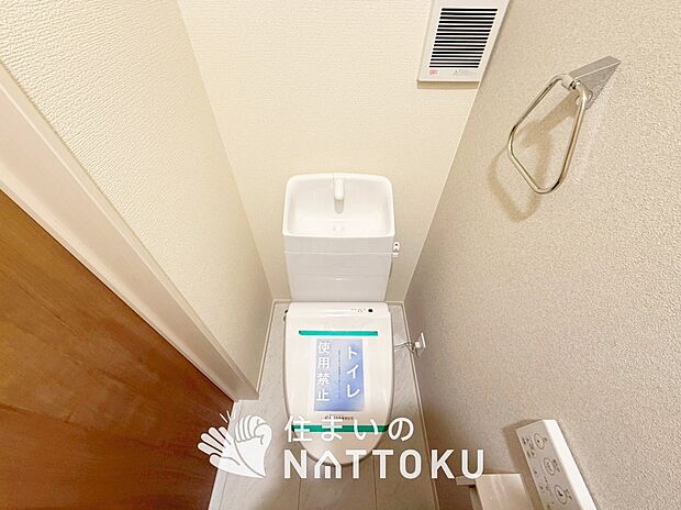 【トイレ】汚れてもサッとひと拭きでお手入れ簡単、エコ仕様の温水洗浄便座付きのトイレです。
バリアフリーにも配慮しています。
