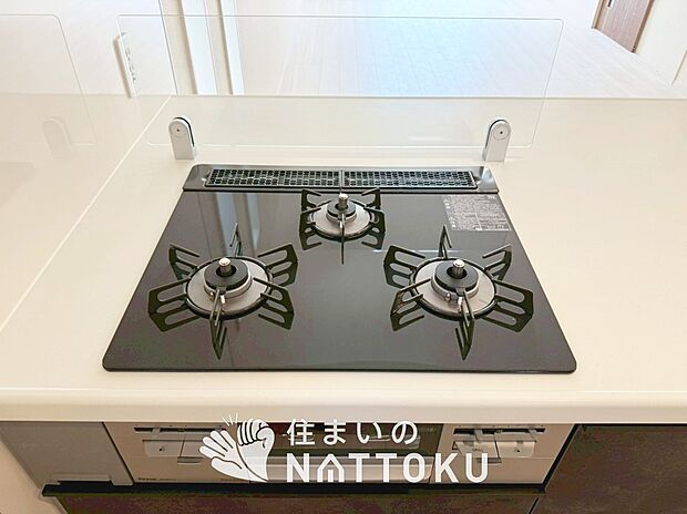 【ビルトインコンロ】フラットな構造で清掃性が高く、過熱防止センサー付３口タイプで日頃の家事も快適です。