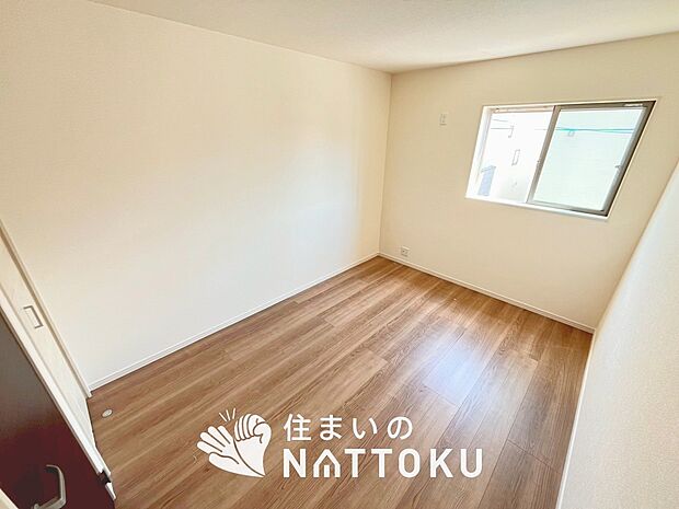 【現地写真(洋室)】木目の美しさを際立たせるシンプルデザインの建具を使用しています。