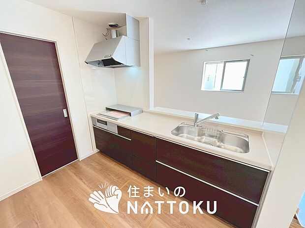 【現地写真(キッチン)】収納たっぷりのシステムキッチン、浄水器付水栓を標準装備しています。
