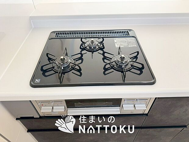 【ビルトインコンロ】フラットな構造で清掃性が高く、過熱防止センサー付3口タイプで日頃の家事も快適です。
