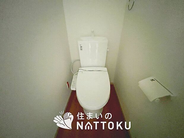 【トイレ】汚れてもサッとひと拭きでお手入れ簡単、エコ仕様の温水洗浄便座付きのトイレです。
バリアフリーにも配慮しています。