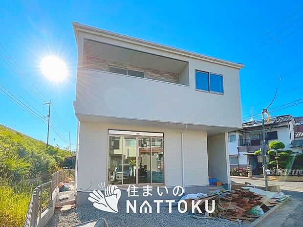 【現地写真(外観)現地写真(外観)】軽くて火災に強い屋根材を採用し、地震時の建物への負担や揺れを軽減しています。