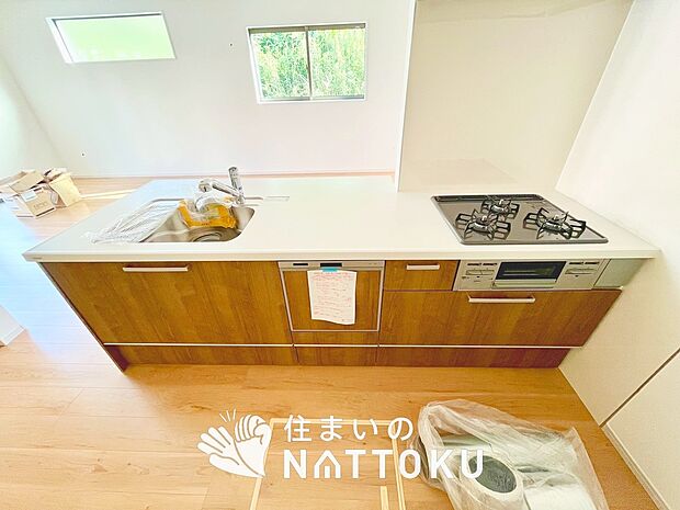 【現地写真(キッチン)】収納たっぷりのシステムキッチン、浄水器付水栓を標準装備しています。
