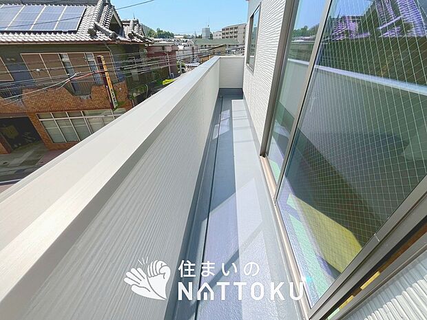 【バルコニー】奥行きが広く、洗濯物をゆったりと干せる十分な広さで、家族の洗濯も捗ります。