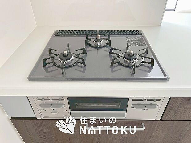 【ビルトインコンロ】フラットな構造で清掃性が高く、過熱防止センサー付3口タイプで日頃の家事も快適です。