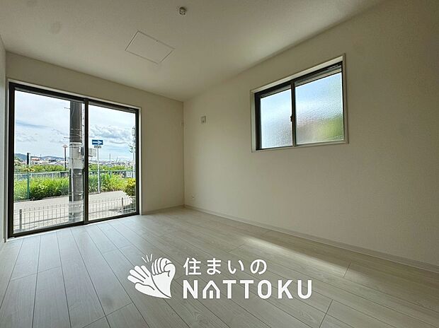 【現地写真(寝室)】木目の美しさを際立たせるシンプルデザインの建具を使用しています。