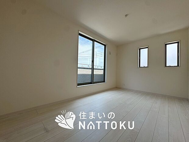 【現地写真(洋室)】木目の美しさを際立たせるシンプルデザインの建具を使用しています。