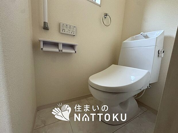 【トイレ】汚れてもサッとひと拭きでお手入れ簡単、エコ仕様の温水洗浄便座付きのトイレです。
バリアフリーにも配慮しています。