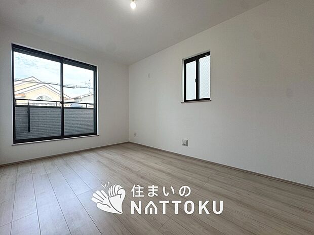 【現地写真(寝室)】木目の美しさを際立たせるシンプルデザインの建具を使用しています。