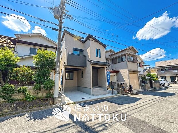 【現地写真(前道含む外観)】軽くて火災に強い屋根材を採用し、地震時の建物への負担や揺れを軽減しています。
