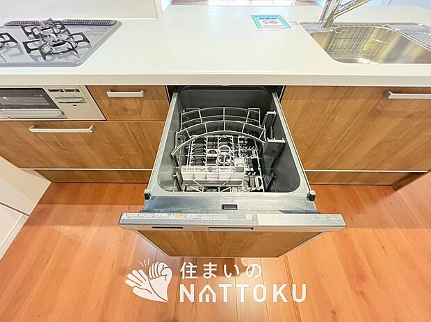 【食器洗い乾燥機】食後の時間にゆとりを与えてくれる食器洗い乾燥機。
操作ボタンも上面にあるので、腰をかがめずに操作ができラクラクです。

