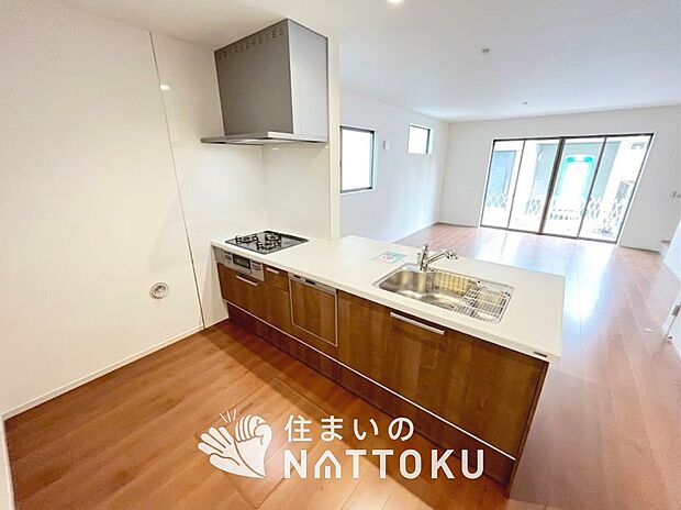 【現地写真（キッチン）】収納たっぷりのシステムキッチン、浄水器付水栓を標準装備しています。