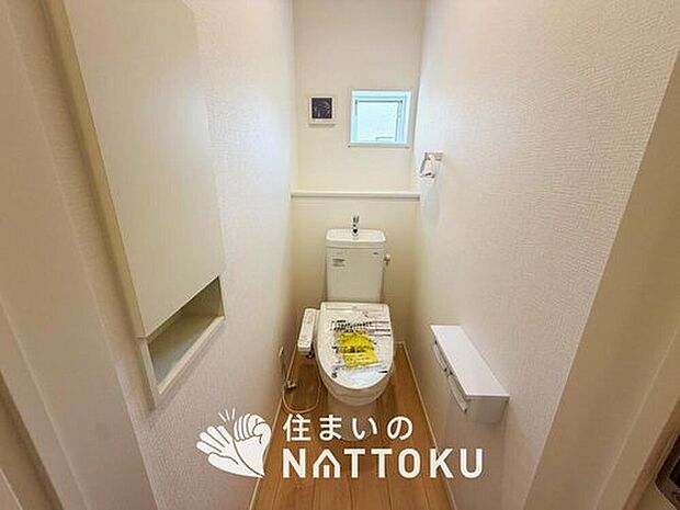 【トイレ】汚れてもサッとひと拭きでお手入れ簡単、エコ仕様の温水洗浄便座付きのトイレです。
バリアフリーにも配慮しています。