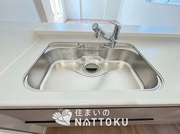 【浄水器内臓型ハンドシャワー付シンク】傷や汚れが付きにくい静音仕様の全面エンボス加工シンク。
また、蛇口の先端に浄水器を内蔵。浄水シャワーが使える毎分4リットルのたっぷり浄水。