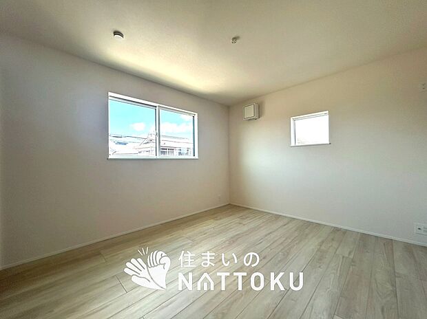 【現地写真（洋室）】木目の美しさを際立たせるシンプルデザインの建具を使用しています。