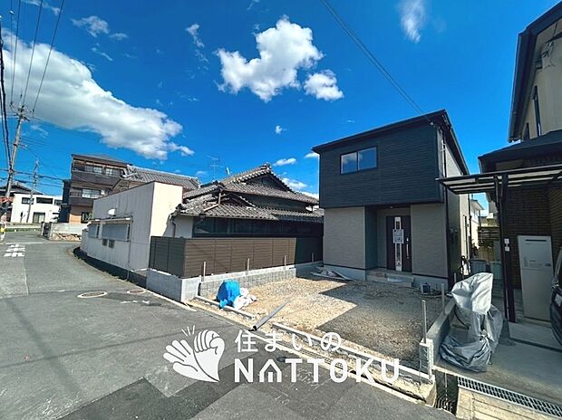 【現地写真（前道含む外観）】健康被害に配慮したもっとも安全性の高い建材を採用し、シックハウス対策をしております。