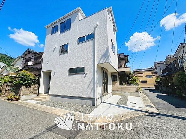 【現地写真（外観）】軽くて火災に強い屋根材を採用し、地震時の建物への負担や揺れを軽減しています。