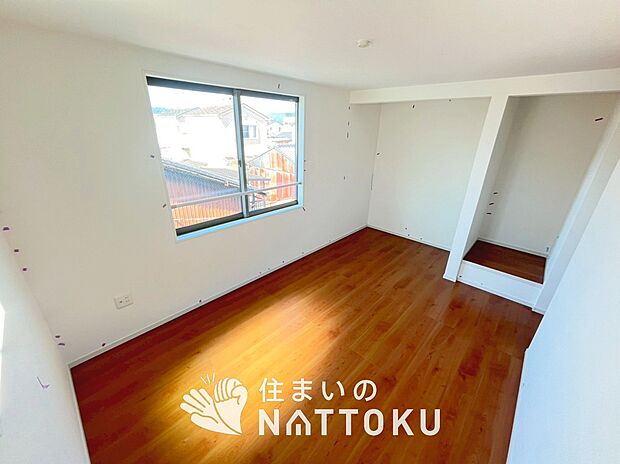 【現地写真（寝室）】木目の美しさを際立たせるシンプルデザインの建具を使用しています。