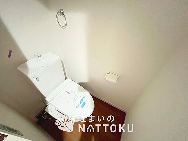 【トイレ	 】汚れてもサッとひと拭きでお手入れ簡単、エコ仕様の温水洗浄便座付きのトイレです。
バリアフリーにも配慮しています。
