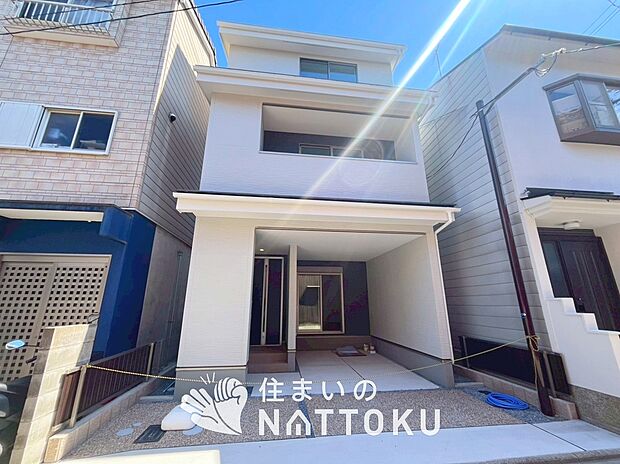 【現地写真（外観）】軽くて火災に強い屋根材を採用し、地震時の建物への負担や揺れを軽減しています。