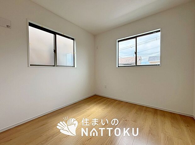 【現地写真（洋室）】木目の美しさを際立たせるシンプルデザインの建具を使用しています。
