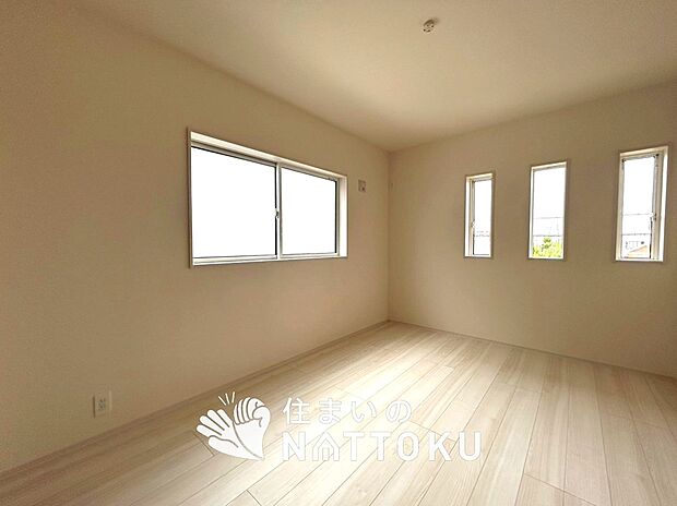 【現地写真（寝室）】木目の美しさを際立たせるシンプルデザインの建具を使用しています。