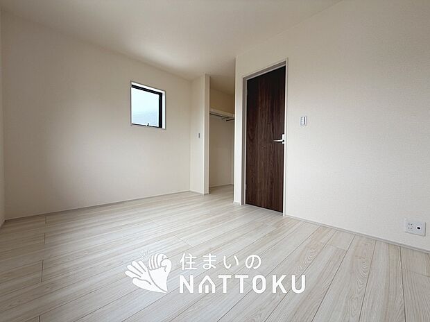 【現地写真（寝室）】木目の美しさを際立たせるシンプルデザインの建具を使用しています。