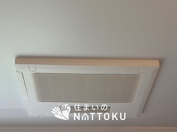 【電気式浴室暖房換気乾燥機】寒い冬場はあたたかく、暑い夏場は扇風機のような心地よさです。
雨の日は、浴室が衣類乾燥スペースになります。
