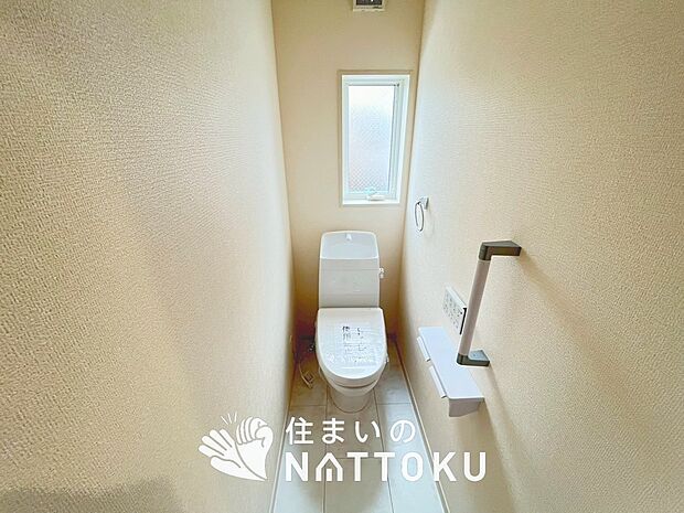 【トイレ】汚れてもサッとひと拭きでお手入れ簡単、エコ仕様の温水洗浄便座付きのトイレです。
バリアフリーにも配慮しています。
