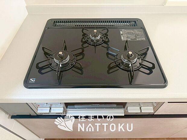 【ビルトインコンロ】フラットな構造で清掃性が高く、過熱防止センサー付３口タイプで日頃の家事も快適です。