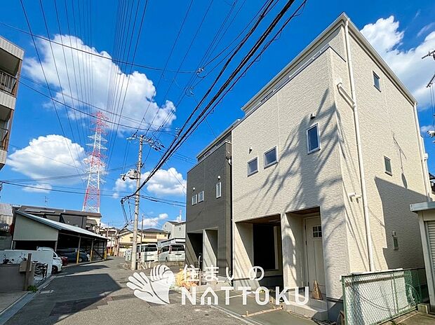【現地写真（外観）【１号地】】軽くて火災に強い屋根材を採用し、地震時の建物への負担や揺れを軽減しています。