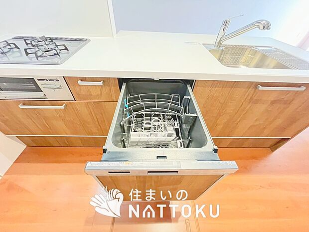 【食器洗い乾燥機】食後の時間にゆとりを与えてくれる食器洗い乾燥機。
操作ボタンも上面にあるので、腰をかがめずに操作ができラクラクです。
