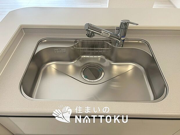 【浄水器内臓型ハンドシャワー付シンク】傷や汚れが付きにくい静音仕様の全面エンボス加工シンク。
また、蛇口の先端に浄水器を内蔵。浄水シャワーが使える毎分4リットルのたっぷり浄水。
