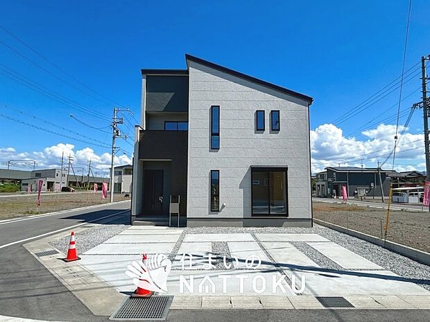【現地写真(外観)【3号地】】軽くて火災に強い屋根材を採用し、地震時の建物への負担や揺れを軽減しています。