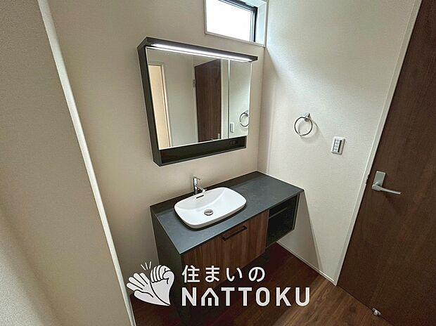 【洗面台・洗面所】鏡の両サイドは、必要なものを取出しやすく、大きな鏡面で朝の準備も快適。
使いやすいリフトアップ機能付きのシングルレバーシャワー水栓付です。

