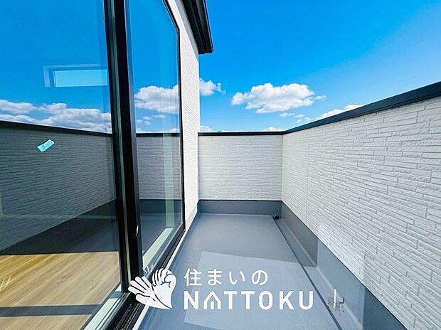 【バルコニー】奥行きが広く、洗濯物をゆったりと干せる十分な広さで、家族の洗濯も捗ります。