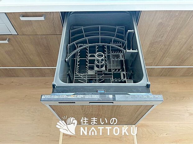 【食器洗い乾燥機】食後の時間にゆとりを与えてくれる食器洗い乾燥機。
操作ボタンも上面にあるので、腰をかがめずに操作ができラクラクです。
