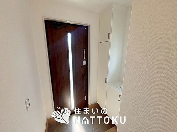 【現地写真(玄関)】玄関には、大型のシューズ収納を設置しています。