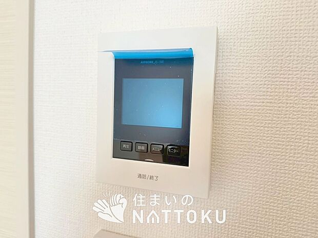 【TVモニター付インターホン】来訪者を画像と音声で確認できる、防犯性に優れた安心のシステム。
スッキリしたデザインで、誰でも簡単に操作できます。
