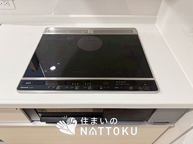 【ビルトインコンロ】フラットな構造で清掃性が高く、過熱防止センサー付３口タイプで日頃の家事も快適です。