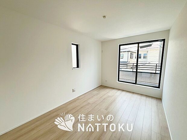 【現地写真（寝室）】木目の美しさを際立たせるシンプルデザインの建具を使用しています。