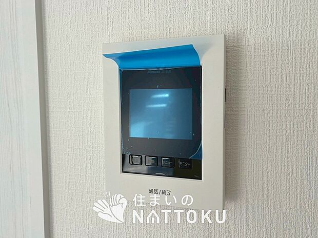 【カラーテレビドアホン】くっきり見やすいカラーモニターです。
夜でも来客者が見やすいLED照明付きです。
