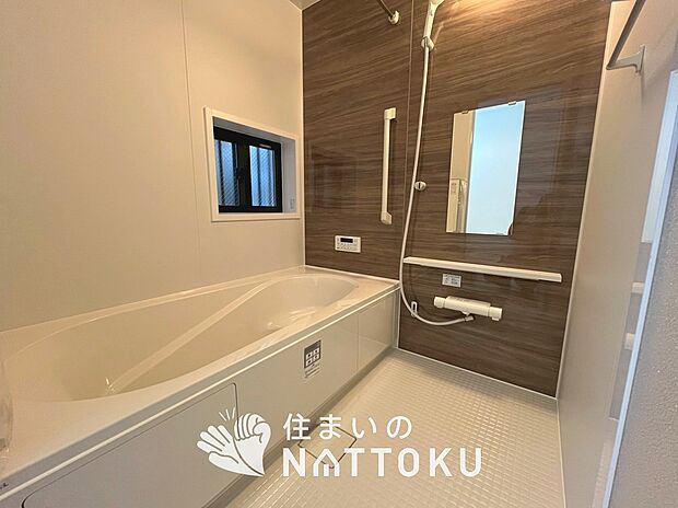 【現地写真（浴室）】浴室暖房乾燥機付き。１坪タイプで広々です。