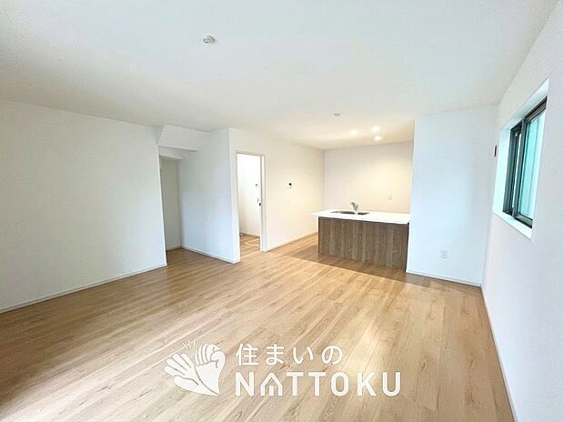 【現地写真（リビング）】フローリング材には、木目、色調など木材特有の風合いがあり、ナチュラルな美しさになっています。