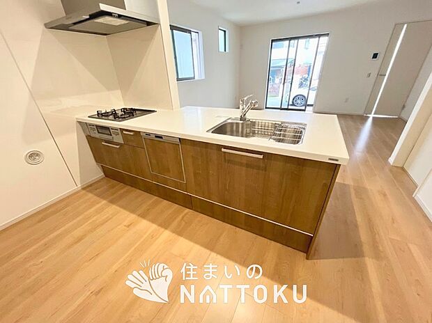 【現地写真（キッチン）】収納たっぷりのシステムキッチン、浄水器付水栓を標準装備しています。