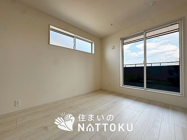 【現地写真（寝室）】木目の美しさを際立たせるシンプルデザインの建具を使用しています。