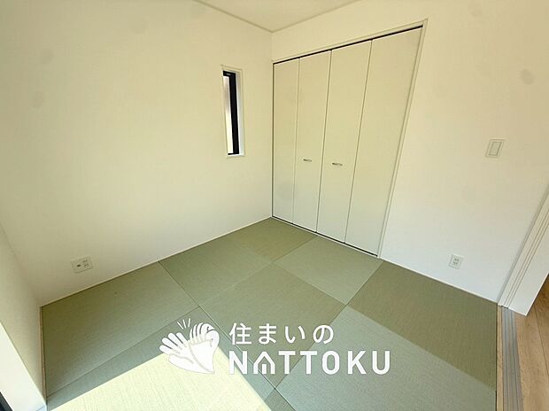 【現地写真（和室）】大壁仕様の新和室。くつろぎの空間です。